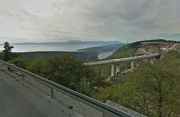 Tako je med gradnjo videti en izmed viaduktov na odseku. Iz središča Reke do Krka se po novem pride v manj kot dvajsetih minutah