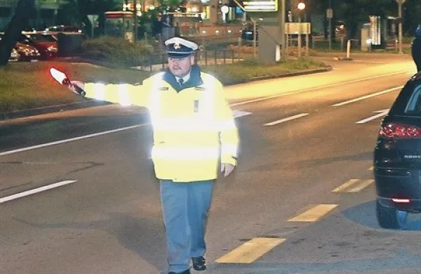 Obtoženi se pred devetimi leti ni zmenil za znake, ki so mu jih dajali policisti (fotografija je simbolična)