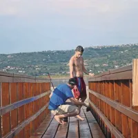 Udeleženci tabora ne pobirajo več soli, skrbijo pa za urejeno okolico z manj zahtevnimi vzdrževalnimi posegi, denimo, z barvanjem lesenega mostu