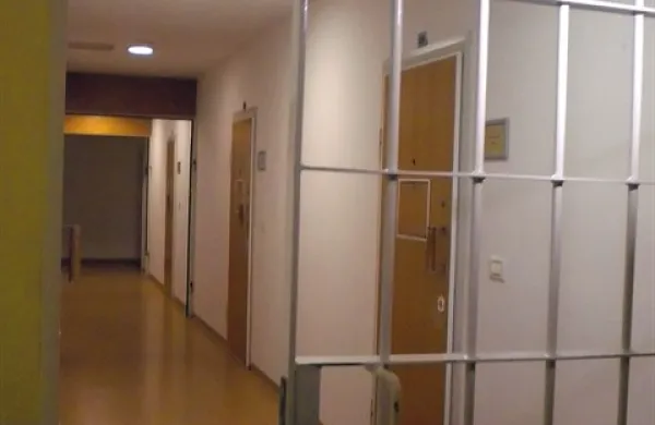 V eni od zaporniških celic koprskega zapora je včeraj popoldne zagorelo. Reševalci so v bolnišnico odpeljali zapornika in dva pravosodna policista.