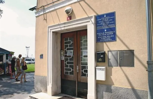 Pred leti se je za vrati postaje pomorske policije dogajalo  tudi šikaniranje, zaradi katerega je moral takratni komandir na zatožno klop