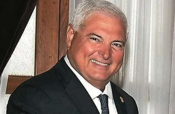 Panamski predsednik Ricardo Martinelli je preko Twitterja potrdil, da so med poskusom prehoda skozi Panamski prekop zasegli ladjo Severne Koreje, ki je prevažala orožje in vojaško tehnologijo s Kube
