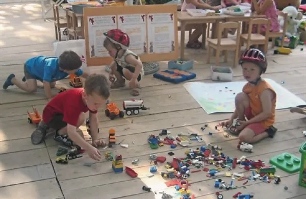Humanitarno društvo KID Otrok otroku je pripravilo delavnice za otroke in zbiralo rabljena oblačila, obutev in šolske potrebščine