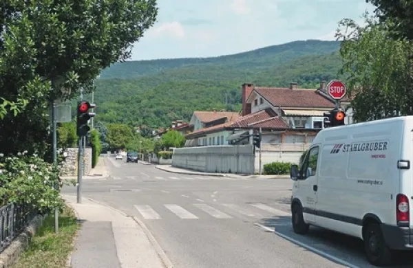 Križišče Vojkove ceste in Ulice Milojke Štrukelj zaradi zidov ni pregledno 