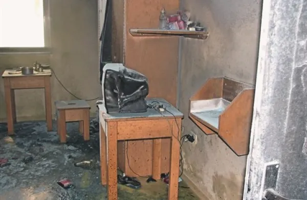 Zaradi visoke temperature se je v celici skoraj stalil televizor