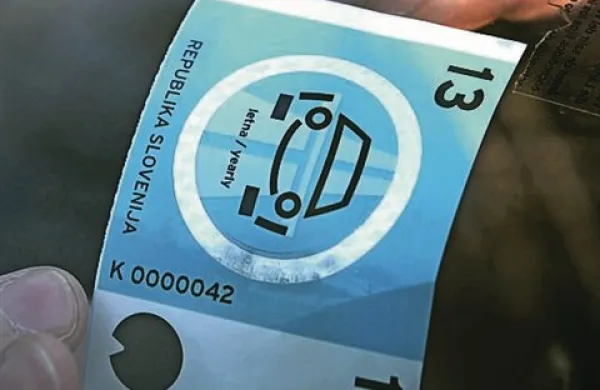 Neuradno naj bi se cena za letno vinjeto za osebna vozila zvišala s 95 na 110 evrov