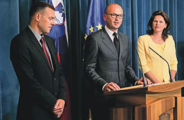 Finančni minister Uroš Čufer, novi guverner  Banke Slovenije Boštjan Jazbec in premierka Alenka Bratušek bodo skupaj reševali  bančni sistem