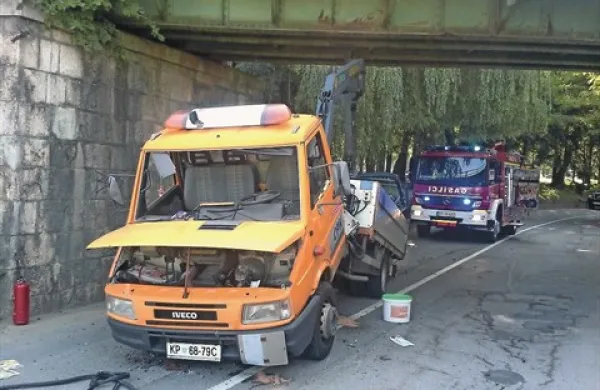 Ob nesreči so posredovali tudi bistriški gasilci, cesta pa je bila popolnoma zaprta dobre tri ure