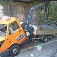 Pettonski tovornjak je ob trku v kovinski del nadvoza skoraj prepolovilo