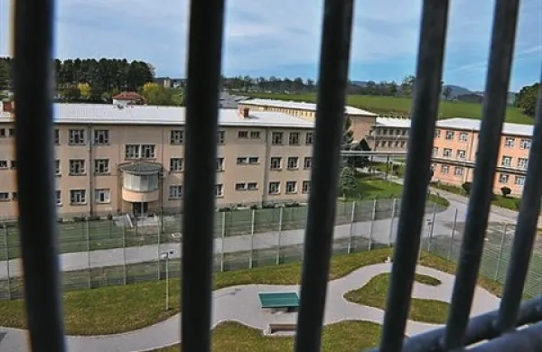 Prenatrpani prostori in pomanjkanje aktivnosti za zapornike ostajajo glavni problem slovenskih zaporov, ugotavlja Odbor Sveta Evrope za preprečevanje mučenja in nehumanega ali ponižujočega ravnanja