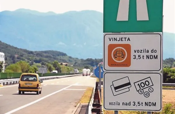 Vlada včeraj kljub napovedim še ni podražila cestnin