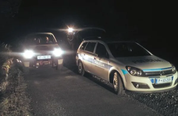 Policisti so prestregli 16 prebežnikov, za katere naj bi poskrbel obsojeni državljan BiH