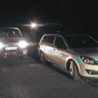 Policisti so prestregli 16 prebežnikov, za katere naj bi poskrbel obsojeni državljan BiH