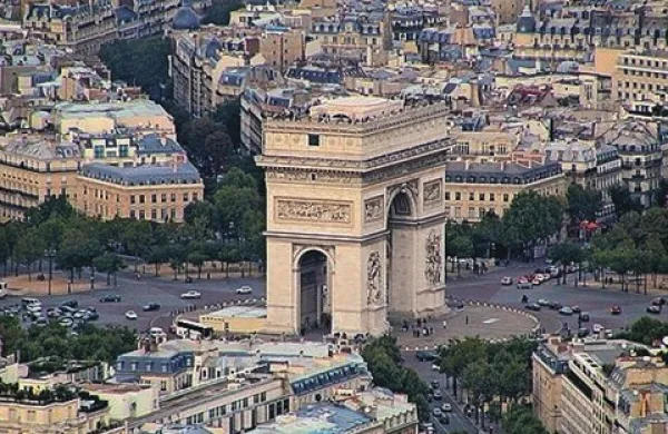 Malo cenejši od Londona je bil leta 2012 Pariz, kjer je treba za kvadratni meter stanovanja odšteti približno 8300 evrov