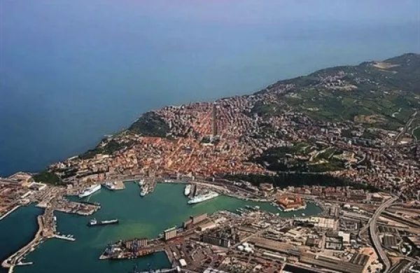 Severno Italijo je ponoči stresel potres, ki je trajal precej dolgo in je precej prestrašil ljudi. Potres je imel  jakost 4,9, epicenter pa je bil v pokrajinah Ancona in Macerata v deželi Marche