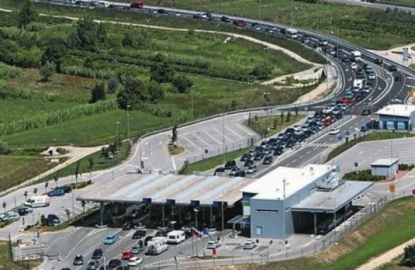Pred mejnim prehodom Dragonja je približno  tri kilometre dolga kolona vozil, za prestop meje je tam treba čakati približno pol ure