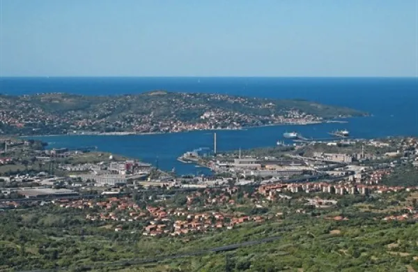 Po napovedi, da se bo  Slovenija  v sredo vzdržala pri  glasovanju o seznamu  projektov  v EU, na katerem je tudi plinski terminal v Žavljah, je vlada z več strani prejela pozive, naj  glasuje proti omenjenemu seznamu