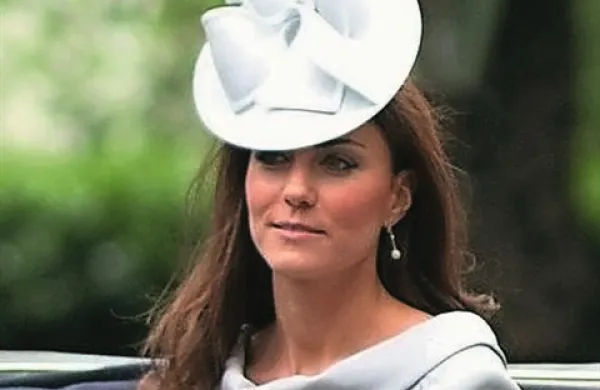 Ženo britanskega princa Williama, Kate Middleton, ki pričakuje svojega prvega otroka, so davi okoli 6. ure sprejeli v londonski porodnišnici