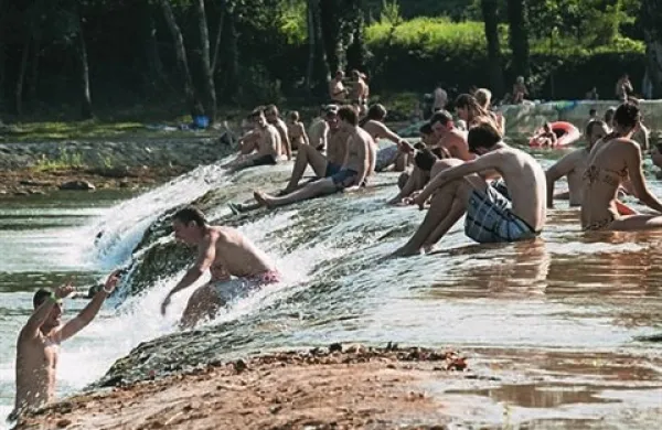 Ob Kolpi v Vinici v Beli krajini  se bo v petek, 2. avgusta, pričel  že šesti  festival zvoka, sonca in  zabave Schengenfest