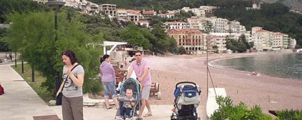 Pod apartmajskimi naselji je moč na plažo tudi brezplačno 