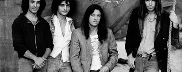 Neil Young in Crazy Horse leta 1975 (z leve Ralph Molina, Billy Talbot, Frank “Poncho” Sampedro in Neil Young) ... 