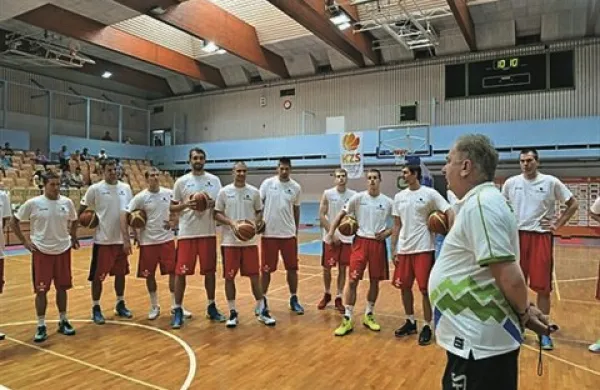 Slovenski košarkarji na predstavitvi za medije