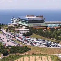 Jeseni bodo začeli ob stavbi graditi urgentni center, v tem sklopu je  ureditev glavnega vhoda. Istočasno bodo morali urediti tudi promet na zgornji ploščadi. 