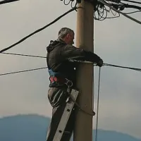 Operaterji na terenu vsak dan najprej priklopijo nove uporabnike na belih lisah in šele zatem na sivih, zato čakanja ni, trdijo v Vahti
