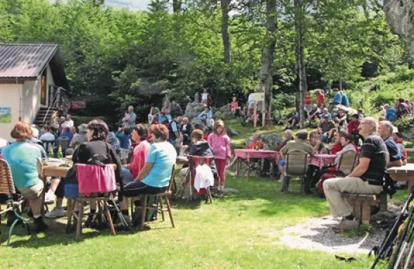Tradicionalno srečanje planincev in drugih ljubiteljev gorskega sveta na planini Razor