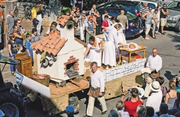 Osrednji dogodek tradicionalnega praznika terana in pršuta bo tudi letos  povorka kmečkih vozov