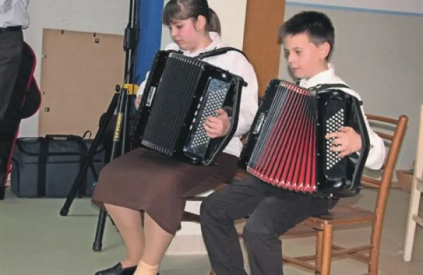 Gregor Gerzetič  in Metka Primc sta za igranje na klavirsko harmoniko  vedno nagrajena z aplavzom poslušalcev