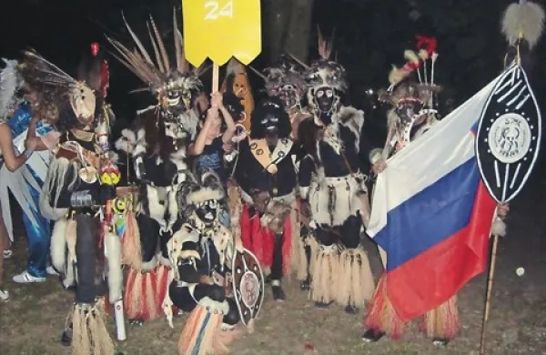 Vrbovske š'jme iz vasi Vrbovo pri Ilirski Bistrici se poleti prelevijo v novodobne maske, v zamorke in zamorce  in obiskujejo poletne festivale