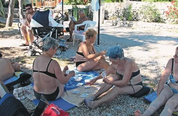 Sedemintridesetletna tradicija množičnega dopustovanja na “bistriški” plaži v Moščenički Dragi se za občane Ilirske Bistrice nadaljuje