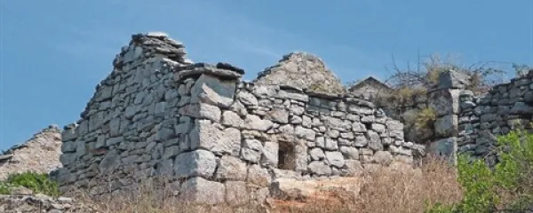 Da so lahko na poljih delali tudi podnevi, so si marsikje postavili kamnito hišo ali zavetišče, skoraj vsaka parcela pa je imela tudi vodnjak, v katerem je zbirala vodo s streh teh hišk ali s kamnitih ploščadi