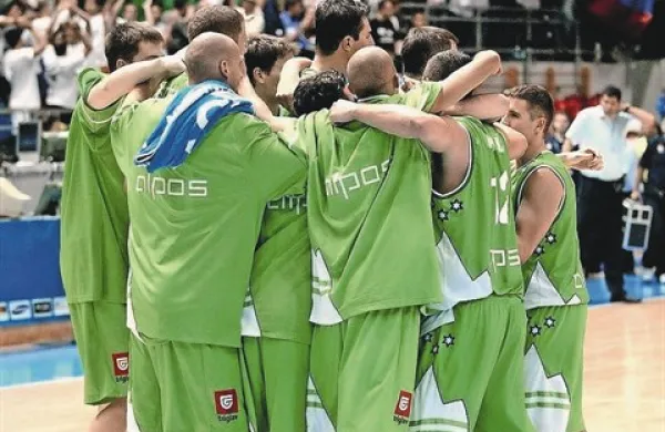 Fotografski utrinek iz arhiva - veselje fantov v zelenem po zmagi proti Franciji in navijačev na tribuni v dvorani Pionir 