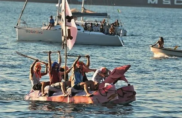Hrvatinski Prašiči, člani prostovoljnega gasilskega društva Hrvatini, združeni v skupino Škicet,  so progo preveslali tako hitro, da si je njihovo plovila ogledala stroga žirija, ki pa nepravilnosti ni ugotovila