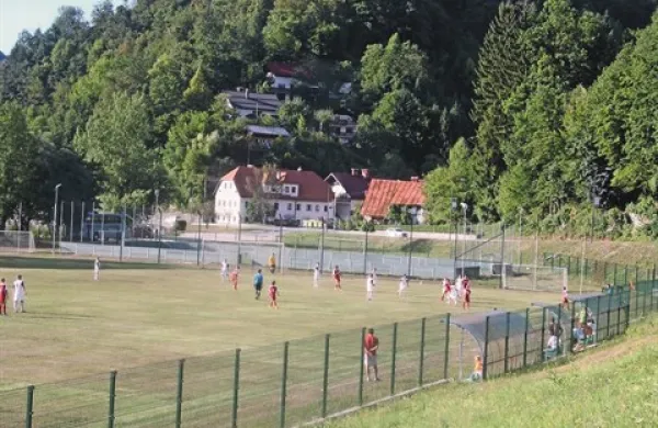 Veliko volje za delo z nogometaši je vlila nedavna uvrstitev združene ekipe mladih nogometašev Idrije in Tolmina v prvo slovensko ligo U15 (na fotografiji  prva  tekma) ter kadetov in mladincev v drugo   ligo
