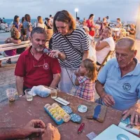 Člani Ribiškega društva Oradela so obiskovalcem pokazali, kako privezati trnek