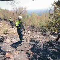 Gasilci so včeraj dopoldne požarišče čistili in bdeli nad posameznimi manjšimi vžigi 