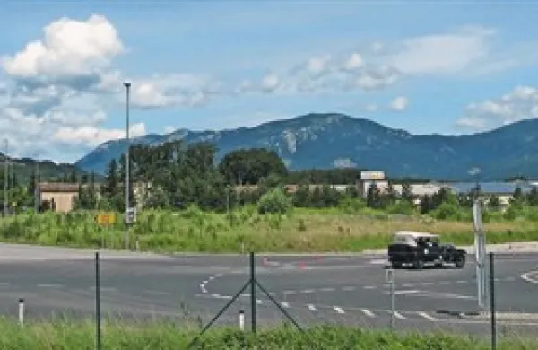 Vipavci imajo dovolj dopisov, na katere ne dobijo  odgovora, kdaj bo cesta varno urejena 