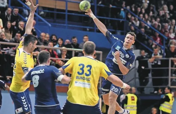 Izolski rokometaši (v modrem) bodo letos osamljeni primorski jezdeci med elito