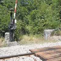 Ob pasivno varovanem frekventnem prehodu v Dutovljah je vprašljivo aktivno varovanje sosednjega prehoda v Skopem z mehansko zapornico, saj je cesta tu že zaraščena in služi le pešcem