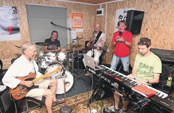Faraoni in klaviaturist Matej Barič na eni zadnjih vaj pred sinočnjim nastopom   