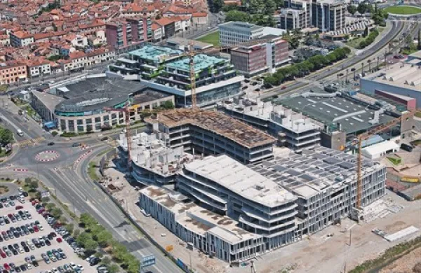 Parkirišče, ki ga urejajo  za nedokončanim objektom na Bonifiki,  ne bo namenjeno javnosti