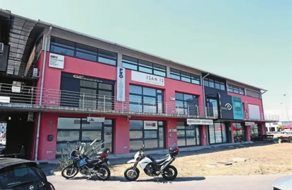 Izklicna cena za pisarno Euroshippinga v poslovni stavbi na Ankaranski ulici  bo 58.000 evrov 