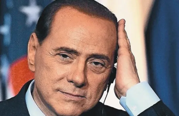 Nekdanji italijanski premier Silvio Berlusconi bo po pravnomočni obsodbi v primeru Mediaset zaprosil za pomilostitev, da bi se izognil služenju kazni, ki ogroža njegovo politično kariero