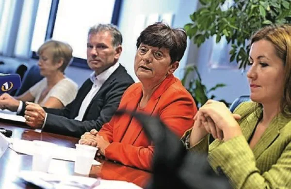 Generalna direktorica zavoda Zlatka Srdoč Majer (v sredini) je na  novinarski konferenci pojasnila, da so izvedli vse ukrepe za odpravo nepravilnosti pri prehodu na nov plačni sistem
