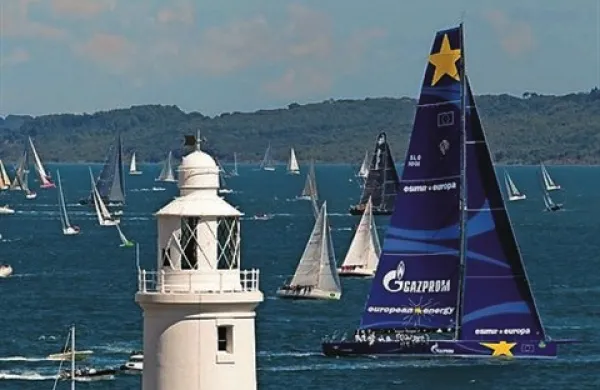 Jadrnica Esimit Europa 2 je   prva prečkala ciljno črto v angleškem Plymouthu in tako zmagala na sloviti regati Rolex Fastnet Race