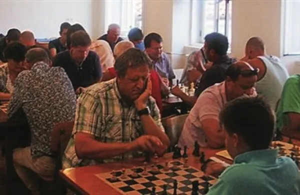 Utrinek z dobrodelnega šahovskega turnirja za slovensko velemojstrico Vesno Rožič, ki je hudo zbolela