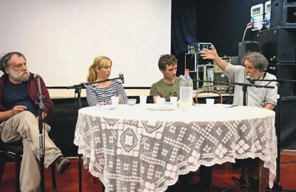 O odprtosti kulturne Slovenije je Marko Brecelj (desno)  “zasliševal” (z leve) Zdravka Dušo, Varjo Močnik in Jurija Medena 
